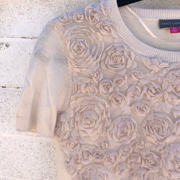 Vince Camuto XS Creamy Rose Short Sleeve Knit Top - Picture 4 of 6
